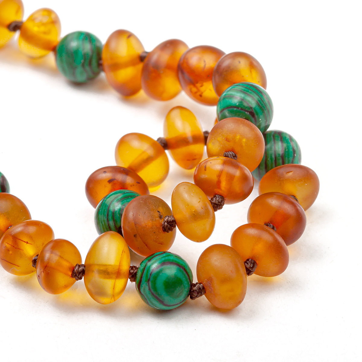 Детские бусы из янтаря и малахита Детские бусы из янтаря и малахита
