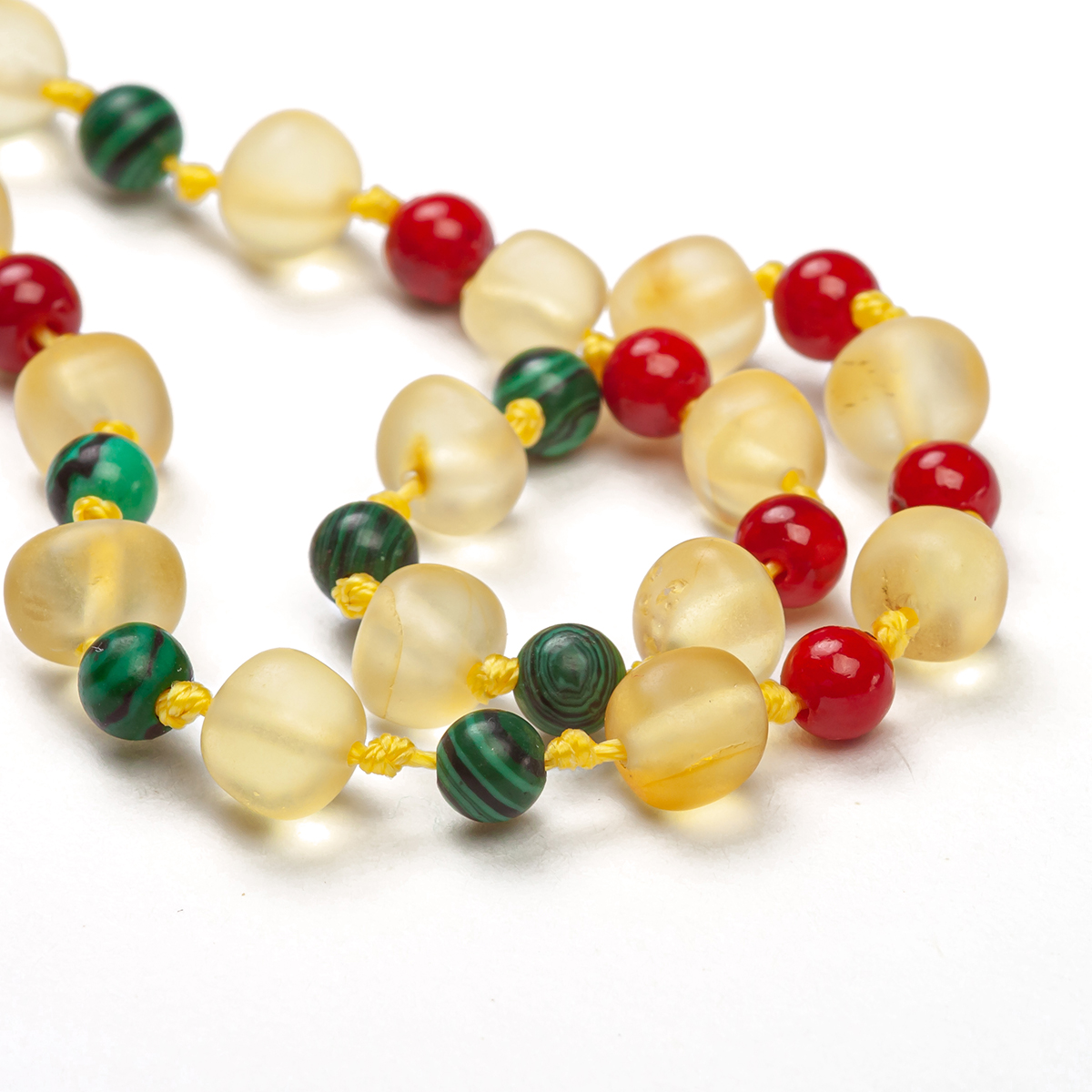 Бусы детские "Сливка" из Янтаря с малахитом и кораллом арт 5503010006 в магазине Янтарь России, фото